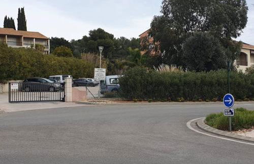 Studio Cabine à Giens avec Terrasse, Piscine et Parking - FR-1-335-193 - Foto 9