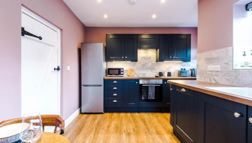 Castle Views cottage in historic village & woodfired hot tub - Foto 4