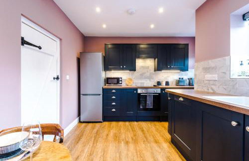 Castle Views cottage in historic village & woodfired hot tub - Photo 4