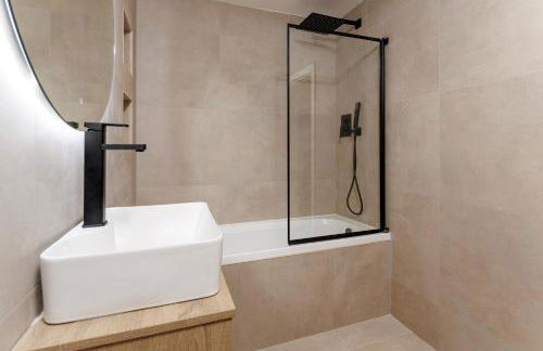 Flatzy - Prime City Apartment with Free Parking & Ping Pong Table - Foto 28