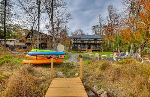 Lakefront Pocono Retreat with Hot Tub and Movie Hub - Foto 37