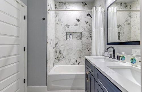 Chic & Spacious 4 Bedroom 3 Full Bathrooms Retreat in West Tampa and Pvt Backyard - Foto 71