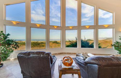 Oceanfront Castle with Hot Tub and Game Room - Foto 8