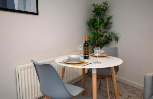 #34 Two bed apt Private Parking Stylish & homely - Photo 26