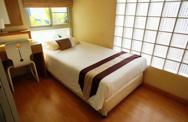 Silom convent garden - Photo 13