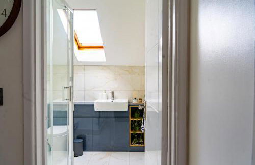 Stylish Luxury 2-Bed Newly Renovated flat - Foto 13