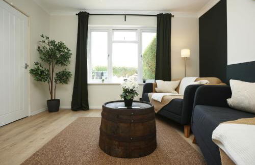 Homely ! Perfect for Contractors and Guests with Private off street parking - Foto 52