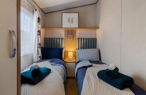 Lake View Holiday Home - Fishing Lakes, Heated Outdoor Swimming Pool 500yrds on Sister Park , Pool Open April to September - Foto 19