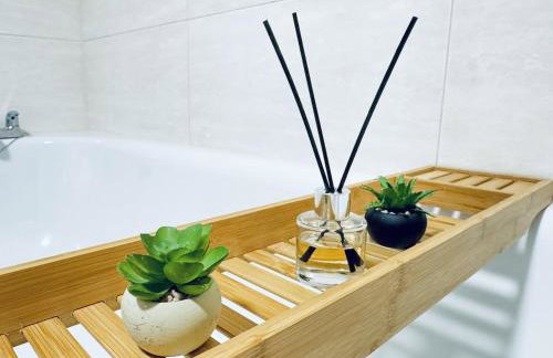 4BR Heathrow Base Free Parking Fast Wi-Fi - Foto 7