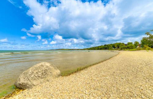 1 Mi to Dtwn! Lakefront Earl Young Charlevoix Home - Foto 29