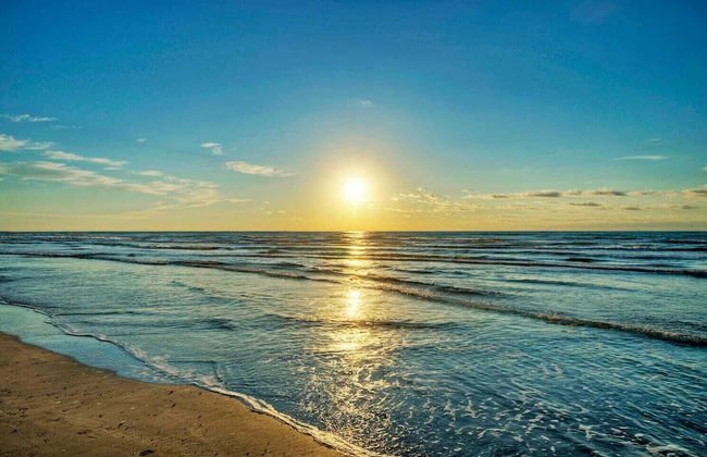 Oceanfront Condo w/ Private Balcony Pool + Tennis Bubbly Blew by Avantstay - Foto 49