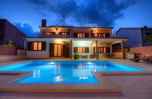 Villa Komel with Pool - Foto 1