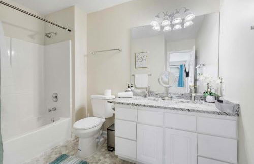 Modern 4BR Retreat with Free Parking in Prime CWE! - Foto 20