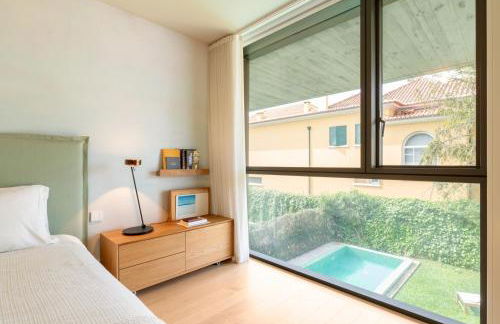 Grand Villa w/ Pool, Garden & Garage by HostWise - Foto 23