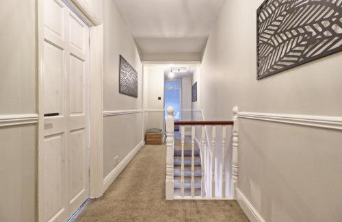 Large Southend Beach House Sleeps 8 Free Parking x 2 Perfect for Contractors 4 King Beds or 8 Single Beds by The Opulent Property Project UK - Foto 17