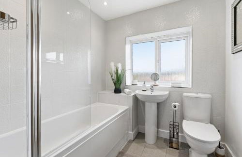 Stylish 3-Bed House in Newton-le-Willows - Private Parking & Garden - Foto 7