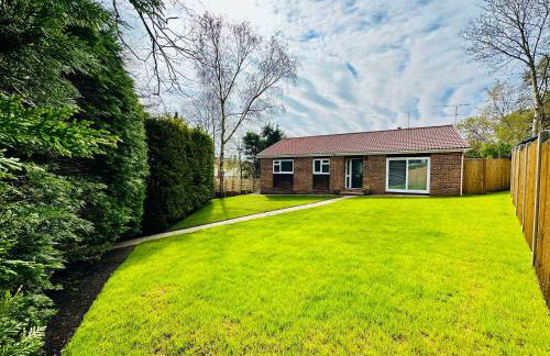 Spacious 3 bedroom Home w Parking in Farnborough - Foto 8
