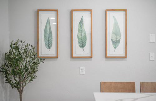 Wood Circle House - Dog Friendly with Fenced in Backyard - Foto 37