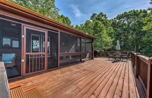 Peak-a-Blue Cabin - Watch Movies from Hot Tub, Mountain View, Bigfoot Bunker Game Room, Fire Pit, Oversized Deck, Screened-in Porch - Foto 5
