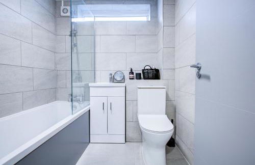 Modern 2 Bed in High Wycombe by ARP Homes, Ideal for Families or Business, Free Parking - Foto 16