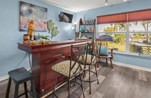 Pirates Den a 4BR Pet-Friendly Waterfront Oasis with Pool, Dock, Personal Water Boats, Fire Pit, Game Room and Bar - Foto 15