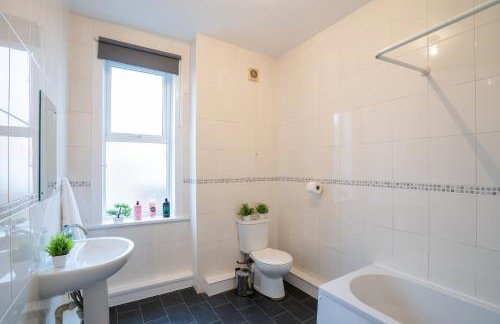 4Bedrooms-3Bath-9Beds-Wallsend- by Holiday Homes - Foto 9