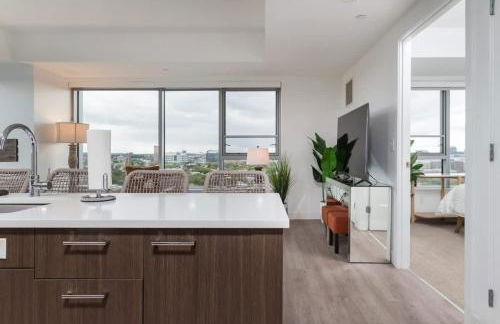 High Rise Retreat w City Skyline Views Shared Gym - Photo 16