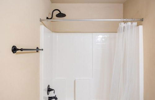 Cheerful 3 Bdrm space, 2 bath!. You gotta love it! - Photo 30