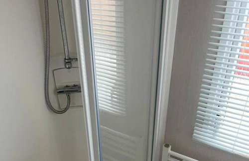 Caravan- Sleeps 6 2 Bedrooms - Thurston Manor - Photo 11