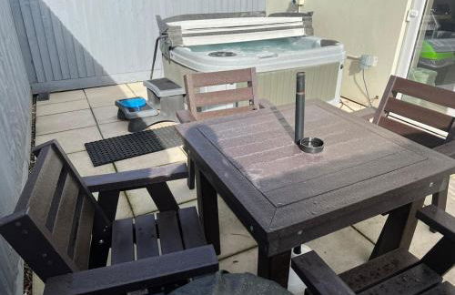 Gamekeepers Cottage - Hot Tub, 2 bed, sleeps 4, private patio, AC, stunning views - Photo 20