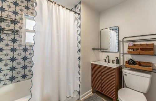 Central Denver Hangout with Huge Backyard - Foto 23