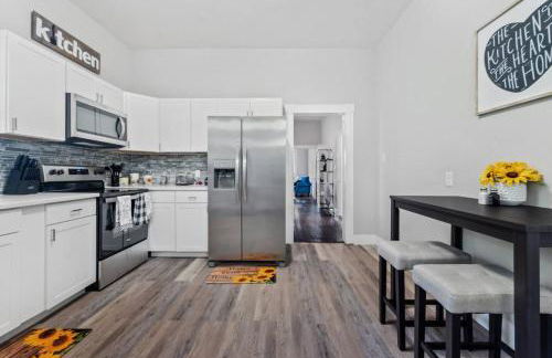 West High 3BR Private Backyard Petersburg Gem - Foto 19