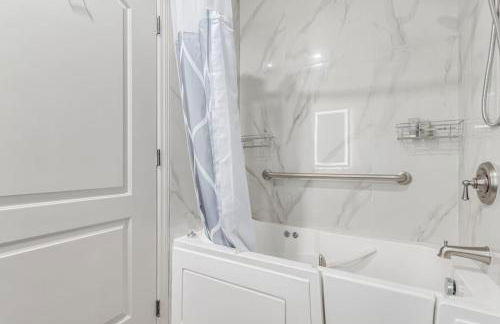 Stylish and Prestigious - 2 Bed 2 Bath On The Avenue - Foto 20