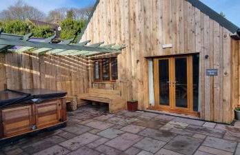 Stylish Lodge in the Peak District sleeps up to 9 - Photo 12