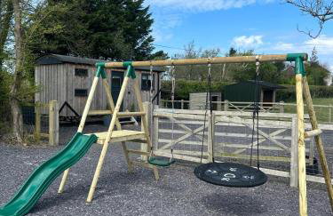 Cybi, Modern Shepherds Hut with Games Room Access - Foto 18