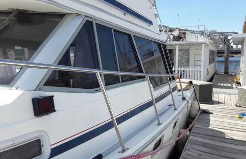 Waterfront 32' Bayliner Yacht - Photo 14