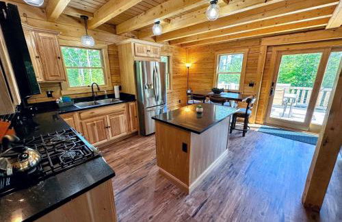 31R Brand new log home on quiet side street in Bethlehem, close to Main Street! 20 min to skiing - Foto 56