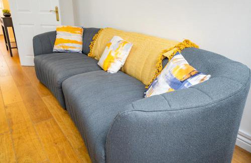 5 Min to Heathrow & Uxbridge Station with Parking - Photo 6