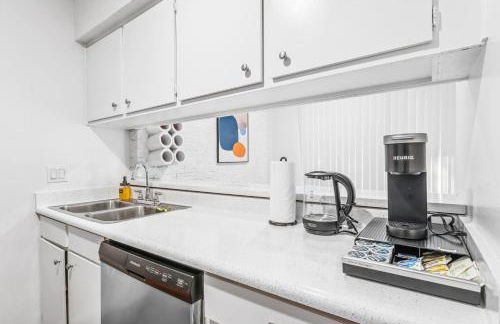 Heart of SoCo 2BR and 1BR King Suites with Free Parking, Pool, and Laundry Center - Foto 16