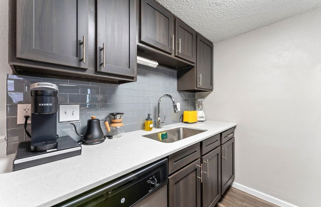 Soco 2BR Corner Suite w Pool King bed Fast Wifi - Photo 18