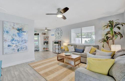 Eagle's Way with Firepit Heated Pool and Sunroom Near BEACH - Foto 3