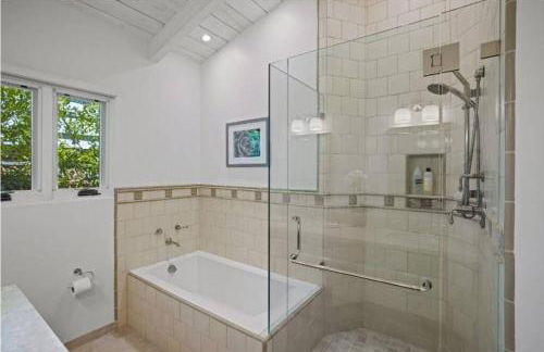 Gorgeous 3-bdrm home, walk to town and beach - Photo 55