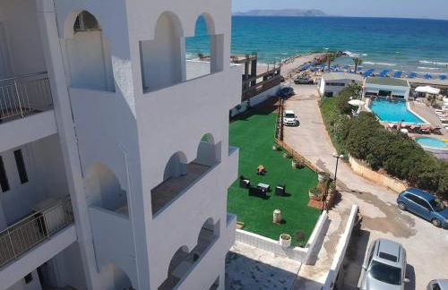 white house by the sea - Photo 36