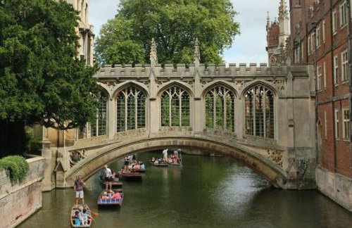 Lovely artist's home ecently refurbished - Photo 27