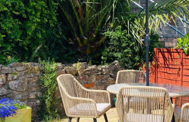 Little Trevio - seaside haven with parking and sea views - Photo 24