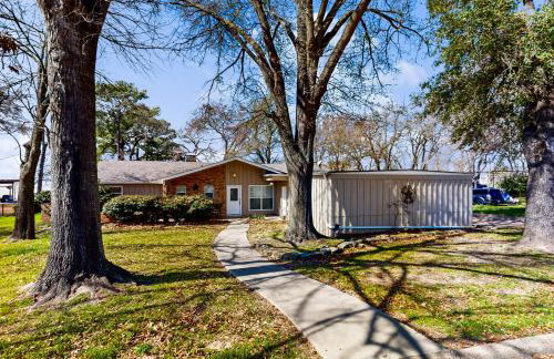 Laid-Back Lake House with Wraparound Deck - Foto 23