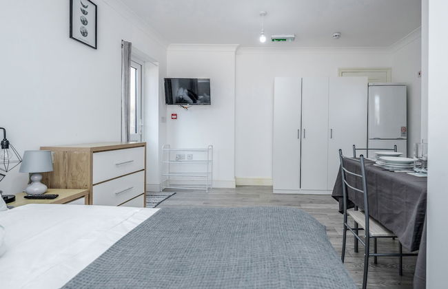 Remarkable 1-bed Studio in Dagenham - Photo 2
