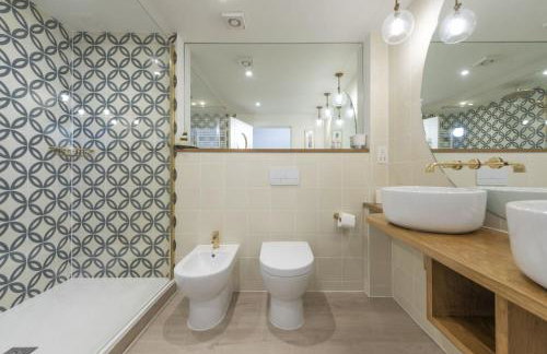 Emerald - Stunning Views - Free Parking and WiFi - Coffee Machine - Foto 18