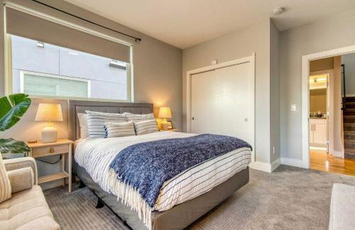 Walk to Empower Field Townhome with Hot Tub! - Foto 29