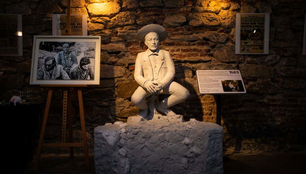 Escultura de Don Sergio Catalán, en el salón "El Arriero"